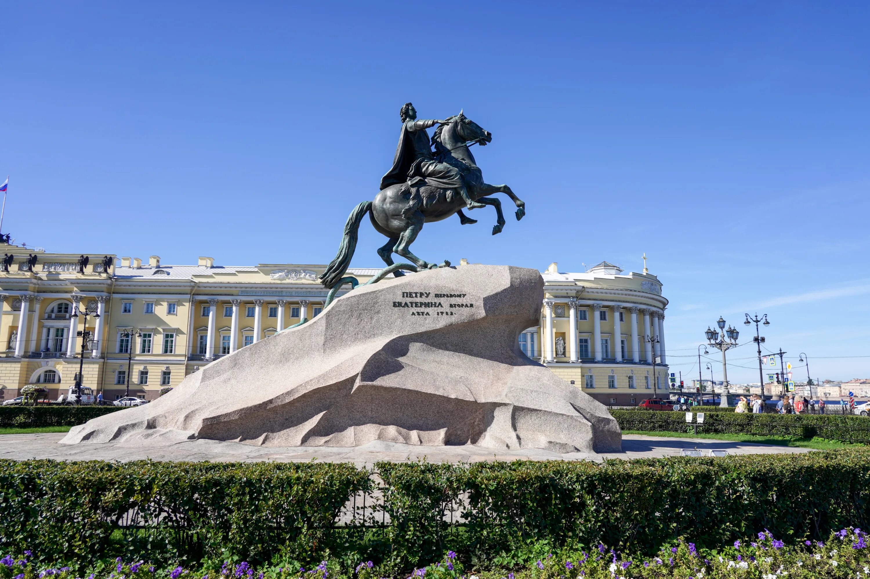 Памятник медному всаднику питер. Памятник Петру 1 в Санкт-Петербурге медный всадник. Медный всадник памятник Петру 1. Фальконе памятник Петру 1 в Санкт-Петербурге. Памятник Петру 1 на Сенатской площади.