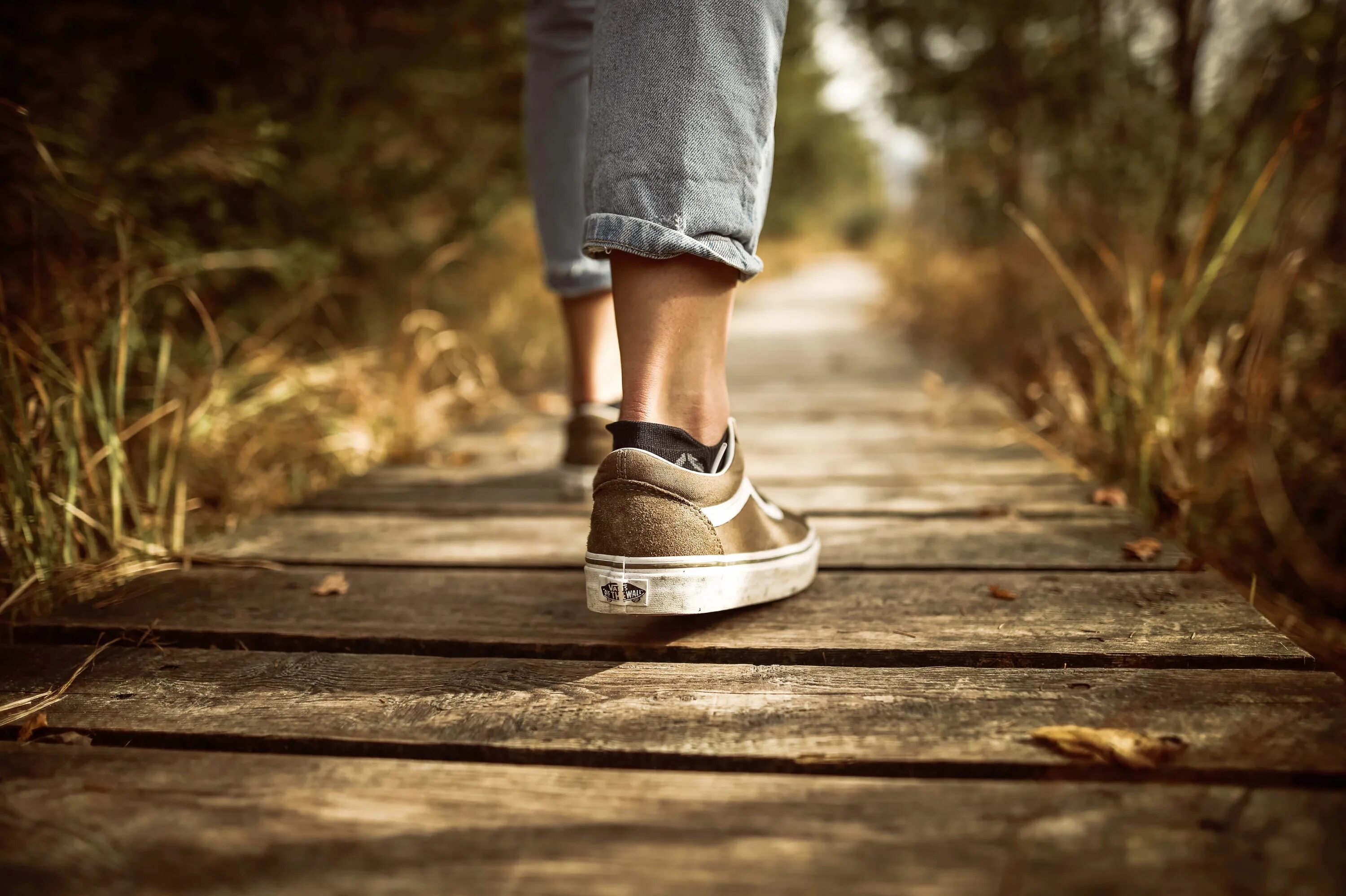 Шаг человека. Девочка в кроссовках. Walk фото. Ходить в кроссовках.