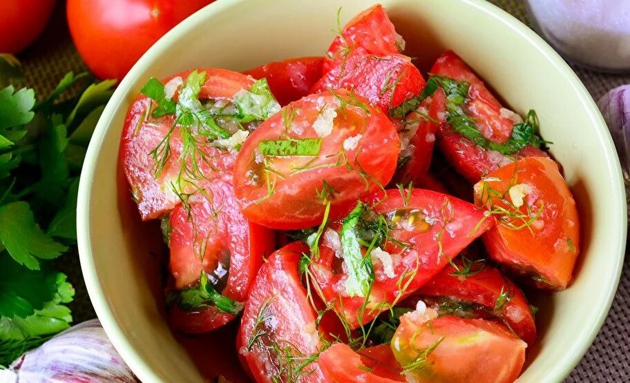 Рецепт приготовления помидор с чесноком. Корейские малосольные помидоры. Томаты по корейски. Помидорки черри по корейски. Малосольные помидоры.