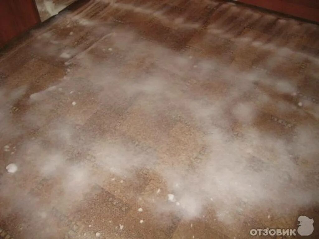 Пятно от хлорки на ковре. Чистка ковров с перекисью водорода. Хлорка для ковров. Моча на ковре.