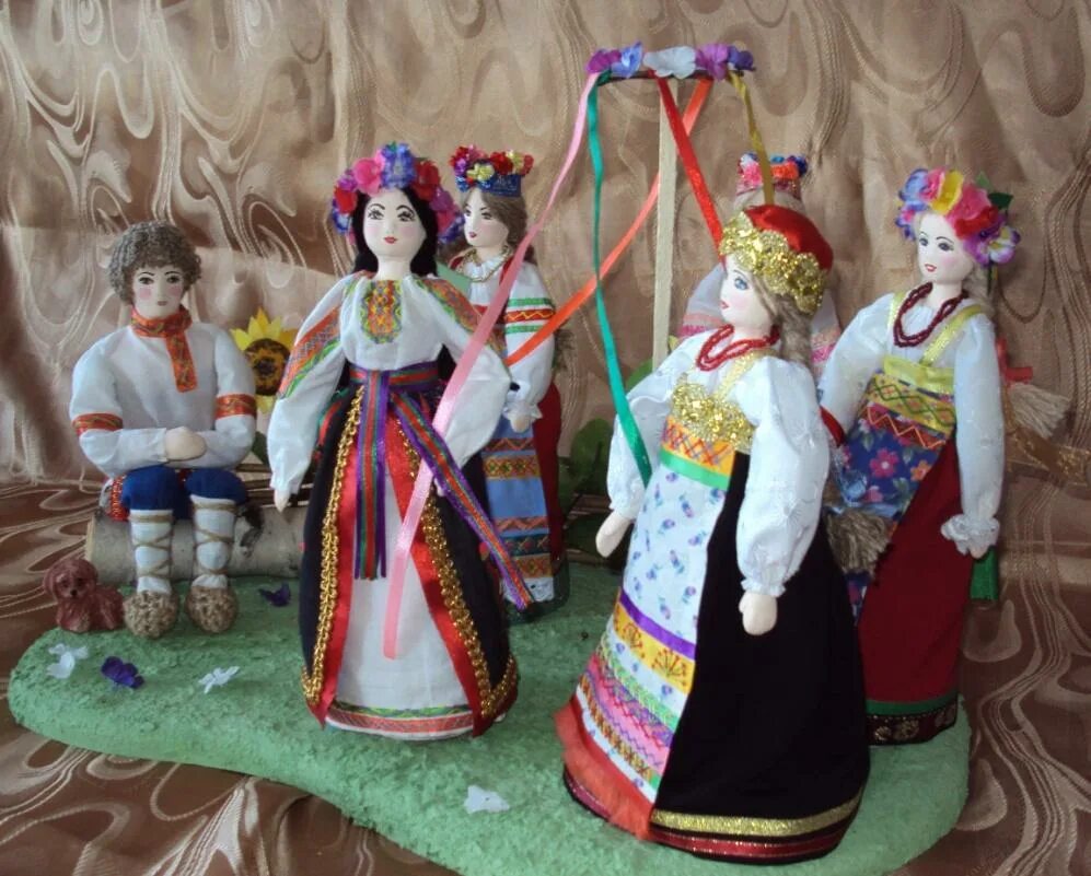 Народная культура куклы. Куклы в национальных костюмах для детского сада. Выставка кукол в национальных костюмах. Традиционные народные куклы композиции.