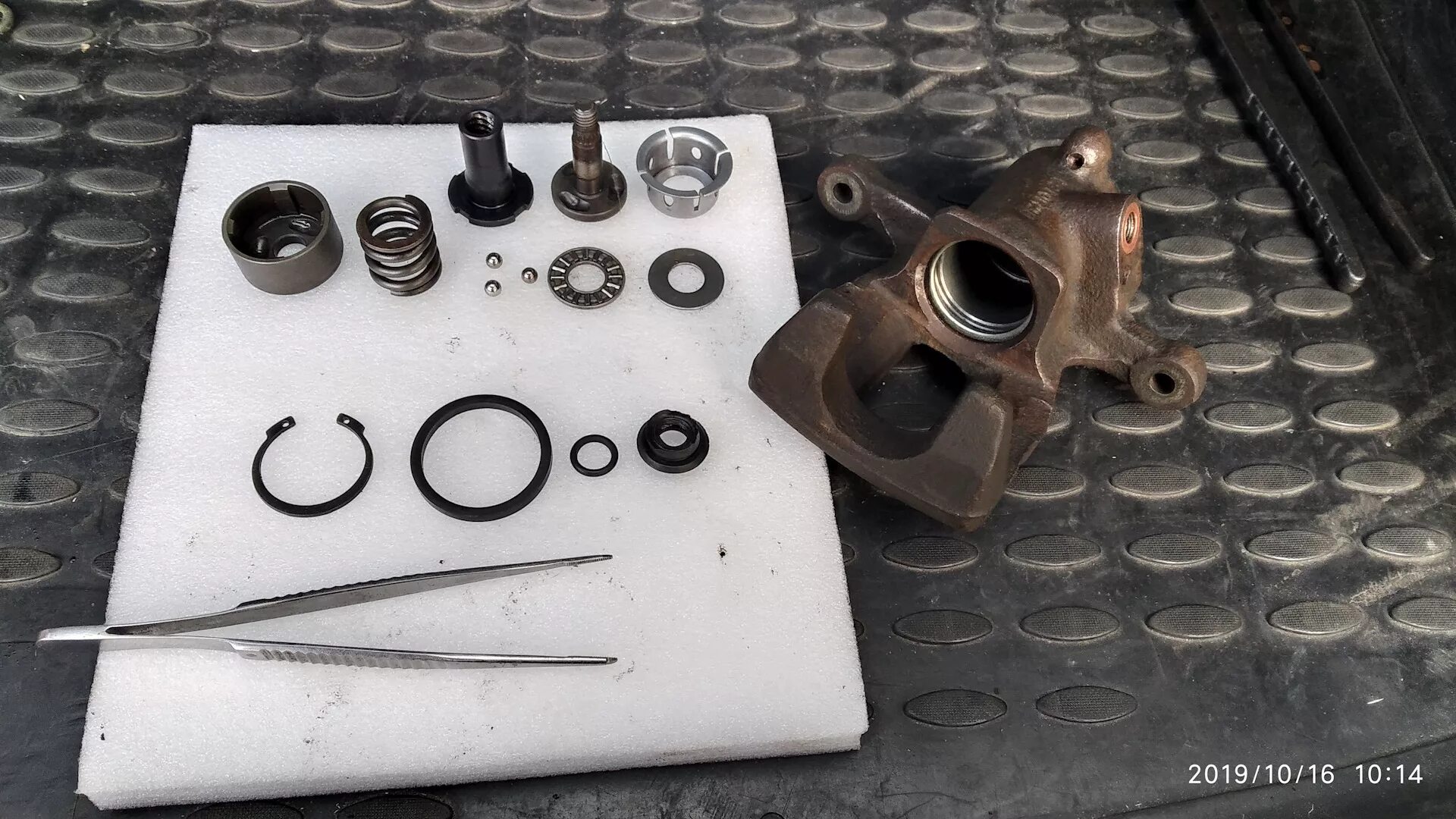 Механизм заднего суппорта. Механизм заднего суппорта. Снятие заднего суппорта volvo v40. Задний суппорта с ручником на лансер 10. Шток ручника суппорта vw t4.