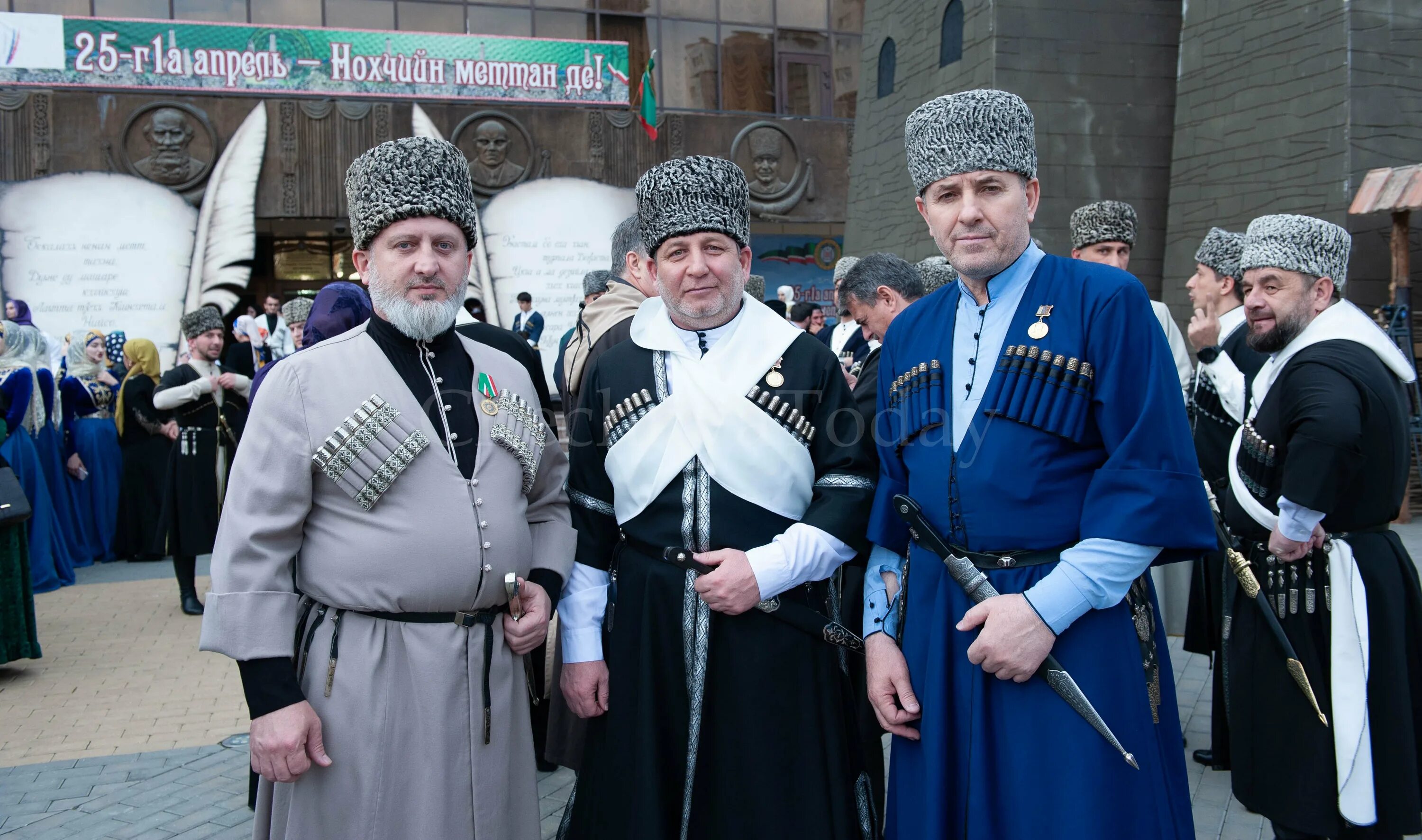 Аккинцы ингуши. Национальный костюм чеченцы-аккинцы.. Народность Чечни Северный Кавказ. Чеченский костюм.