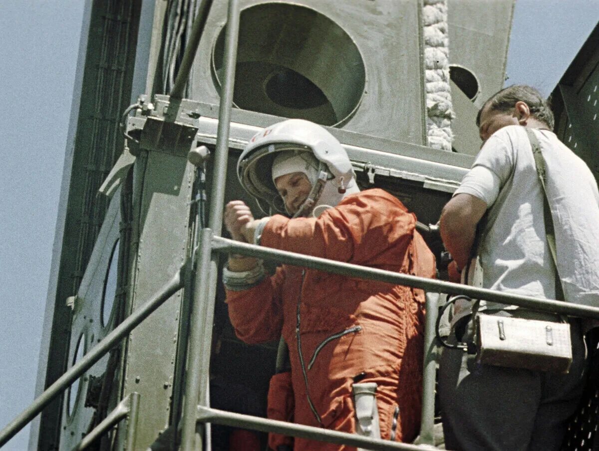 Первый космонавт перед гагариным. 1963 Полет Терешковой. Терешкова первый полет.