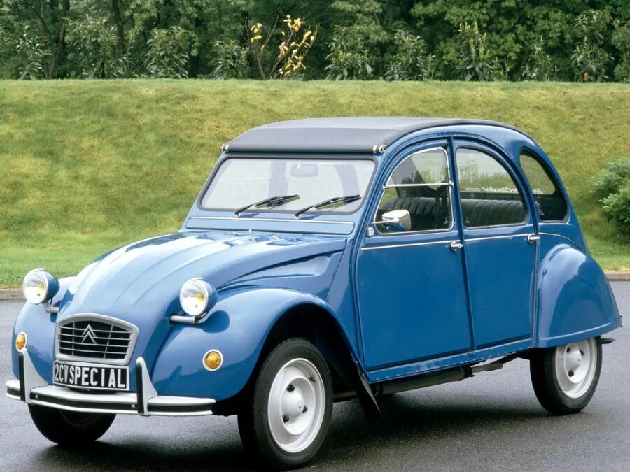 Французское авто 7 букв. Citroen 2 cv 1975. Ситроен траксьон авант 1934. Traction avant в 1934. Ситроен траксьон авант.