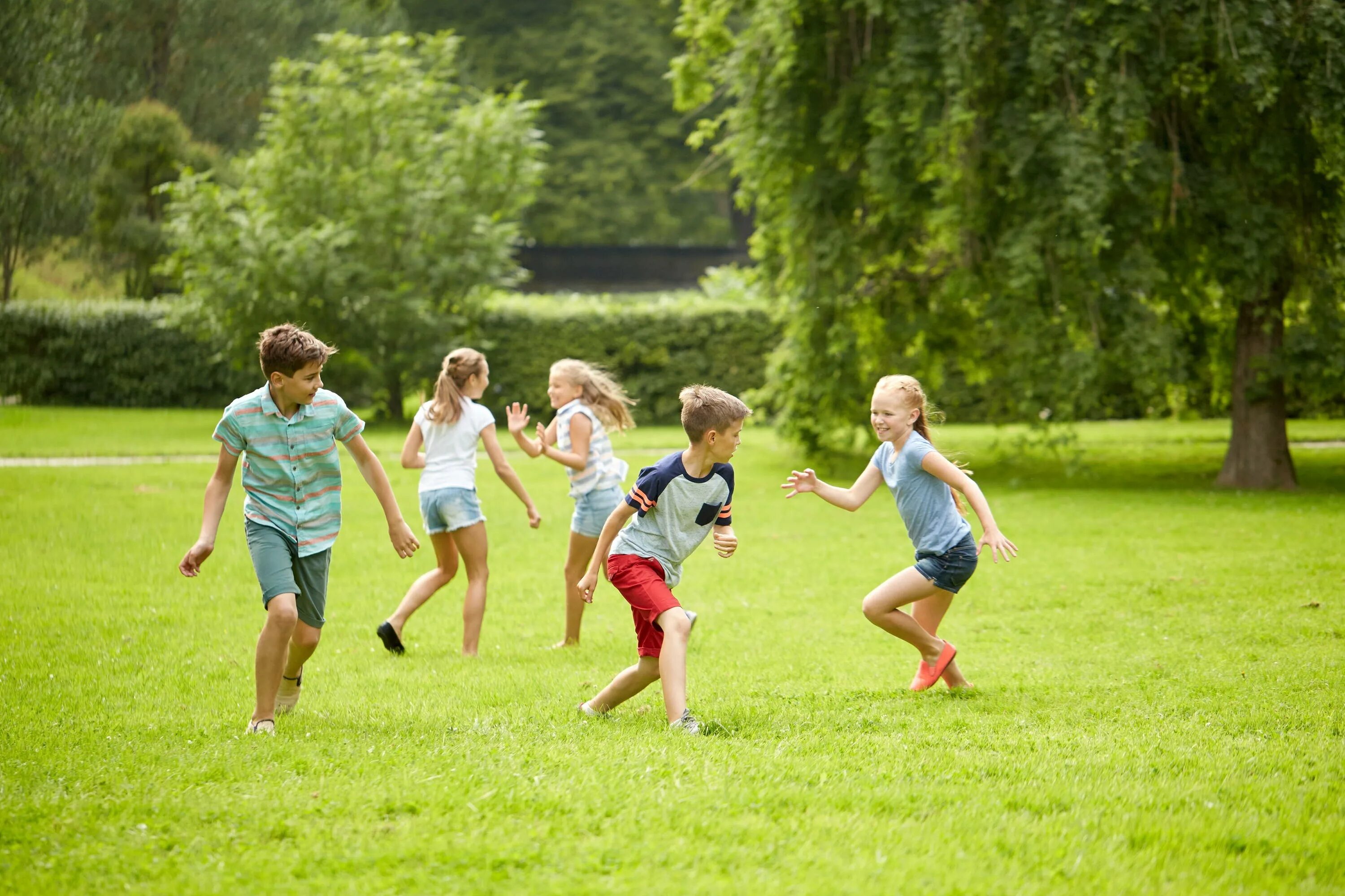 Играть на улице с друзьями. Игры на улице летом. Дети на свежем воздухе. Дети бегают в парке. Летние игры для детей на свежем воздухе.