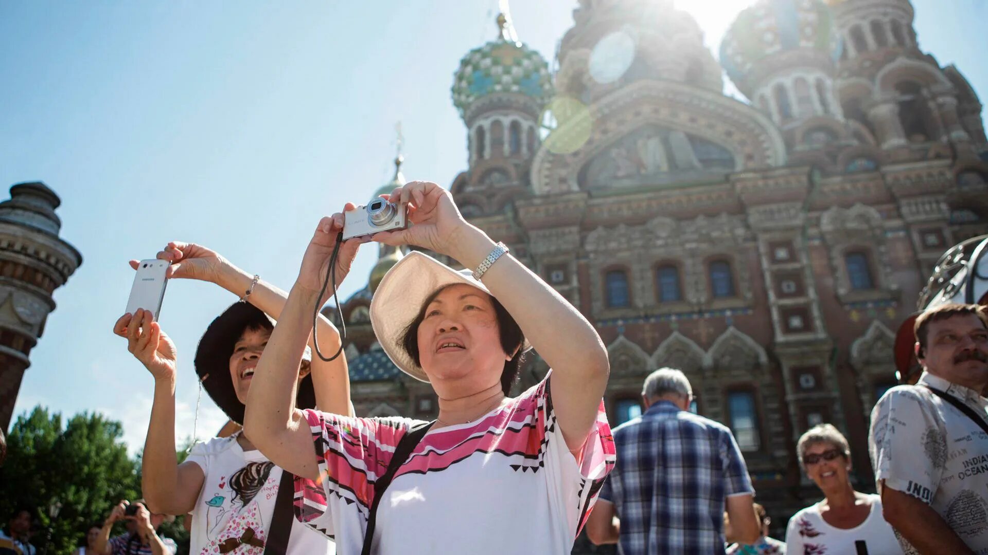 Китайские туристы. Иностранные туристы. Туристы в Санкт-Петербурге. Культурно-познавательный туризм.
