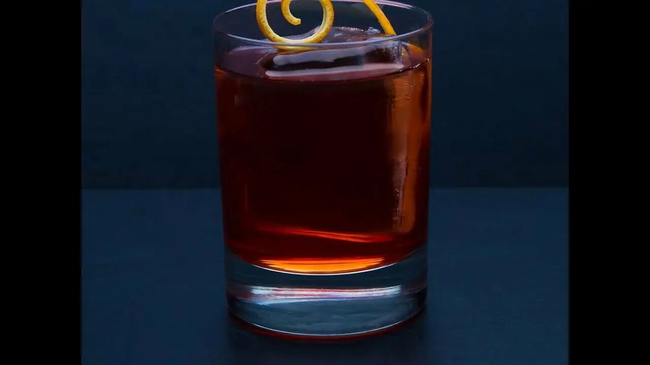 Бульвардье коктейль. Boulevardier Cocktail. Boulevardier коктейль. Негрони с виски. Коктейль Негрони на черном фоне.