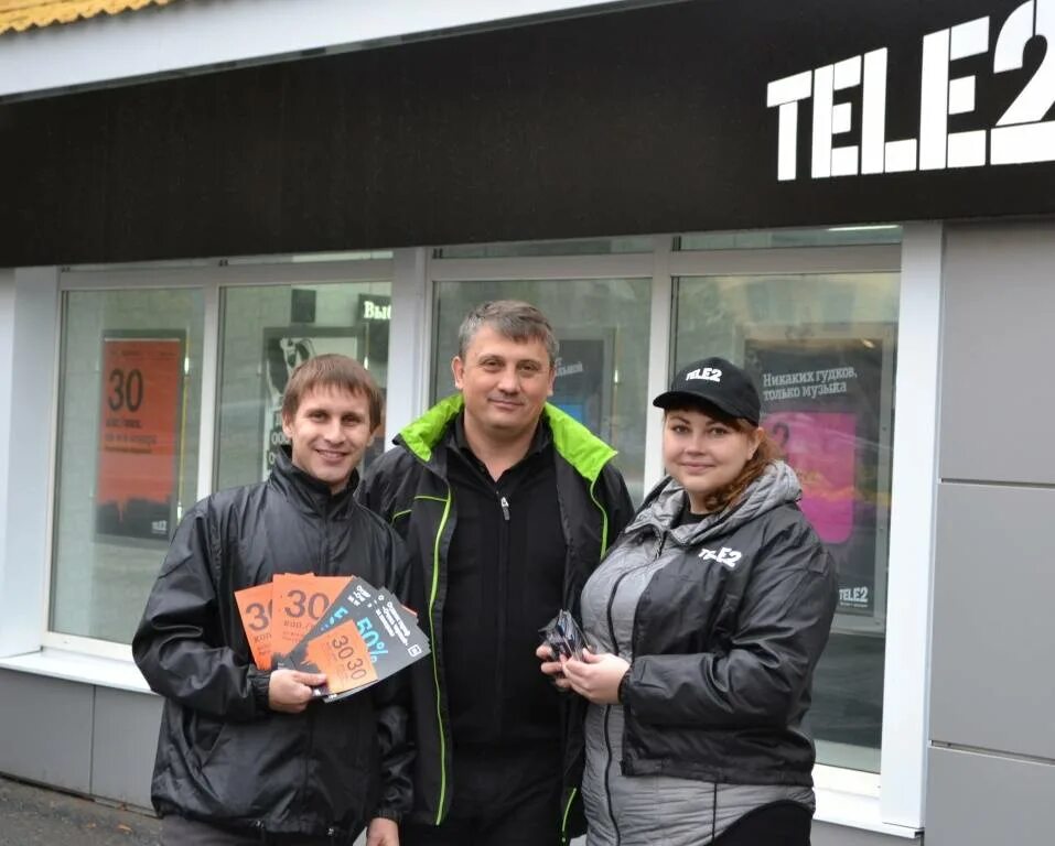 Теле2 поднял. Теле2 саранск. tele2 сотрудники. работник теле2. компания теле 2 сотрудники.