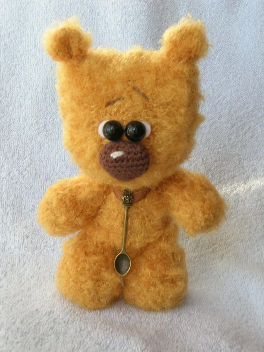 Медовый мишка 38 глава. Медовый Медвежонок. Мягкая игрушка медведь медовый. Вязаная, игрушка мишка с медом. Медовый мишка крючком.