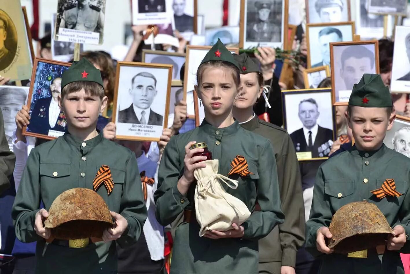 День победы подростки. 9 Мая Бессмертный полк. Парад Победы Бессмертный полк. 9 Мая Бессмертный полк России. 9 Мая полк.