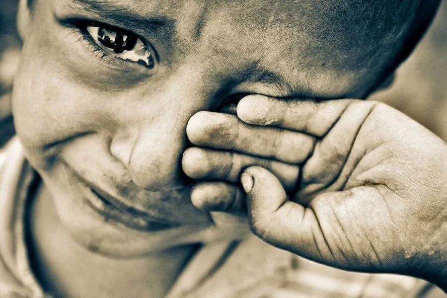 Маленький ребенок плачет. Маленькая девочка плачет. Мир плачущего ребенка. Ребенок. Истерика у ребенка.