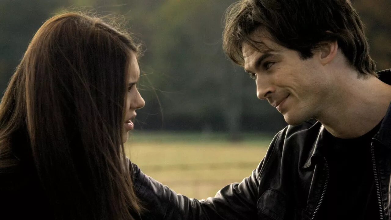 Damon elena. Деймон Сальваторе м Елега. Delena дневники вампира.