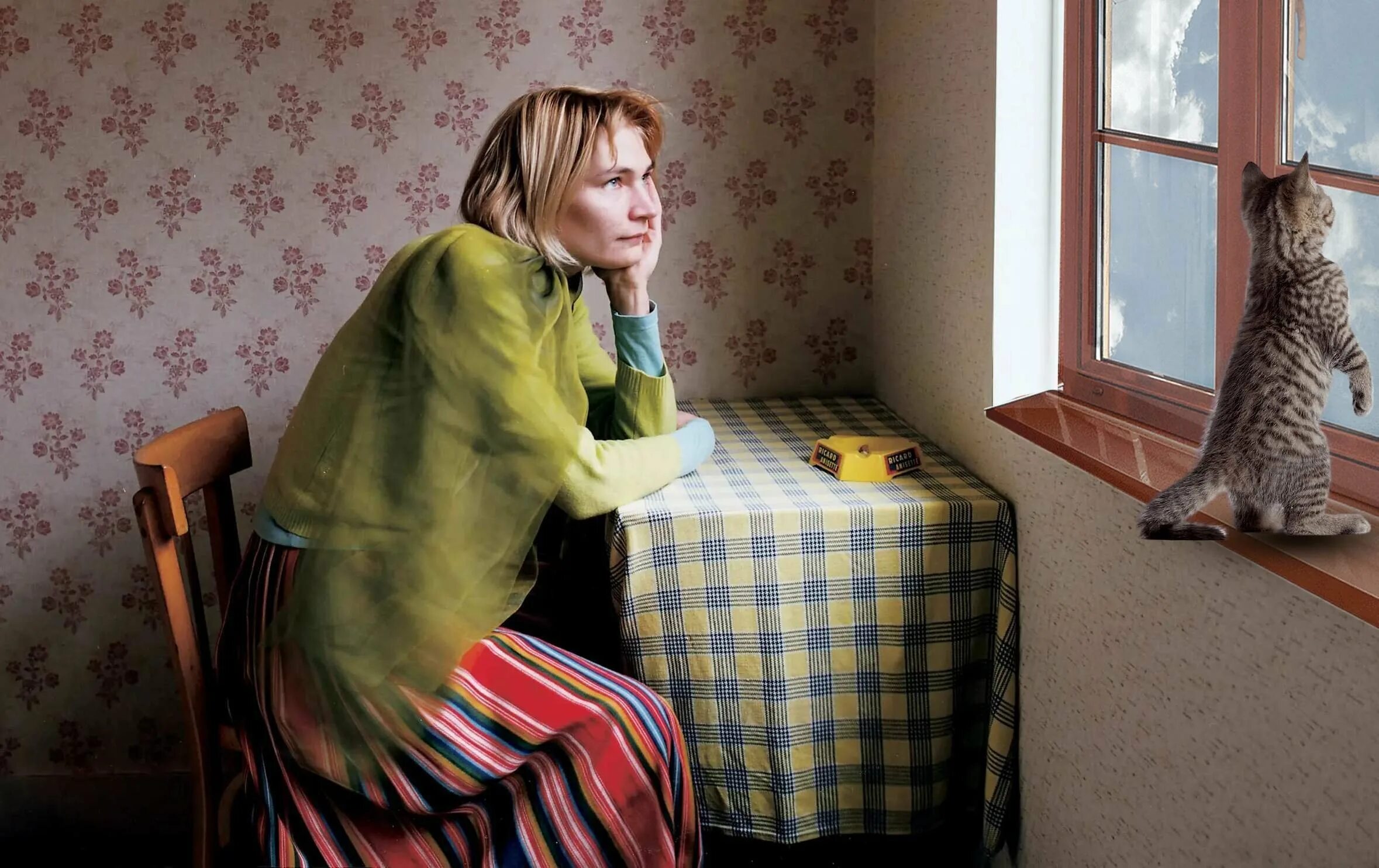 Девушка в задумчивости. Старая дева. Девушка грустит. Одинокаяпожила женщина. Одинокая жизнь женщины.