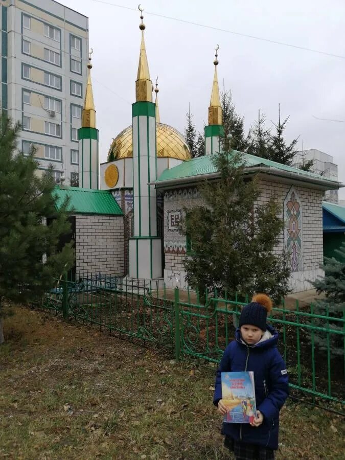 Мечеть мисбах набережные челны. Самый маленький мечеть в челнах. Самая маленькая мечеть в мире набережные челны. Самая маленькая мечеть. Самая маленькая мечеть.