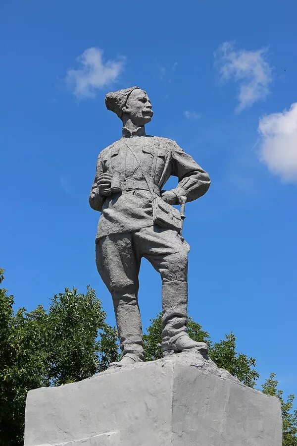 Чапаев самарская область. Чапаев памятник в Чапаевске. Памятник в.и. Чапаеву в г.Чапаевск. Лбищенск Чапаев памятник.