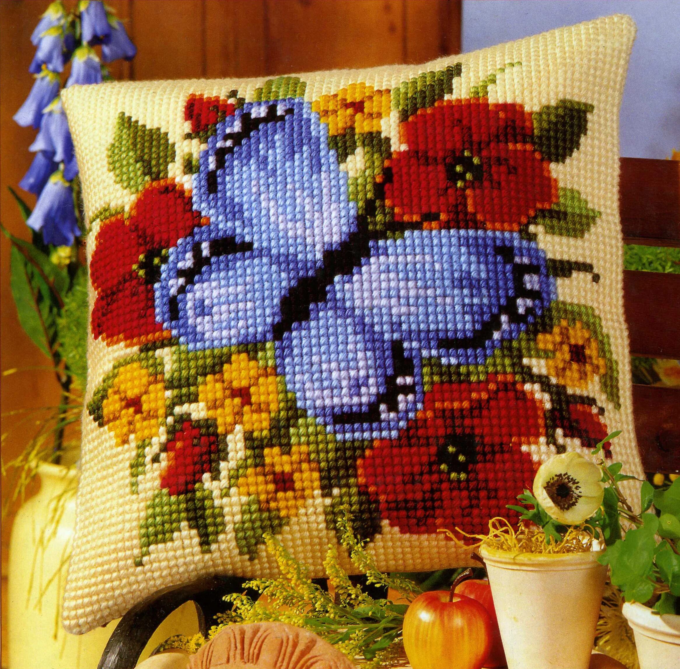вышитые подушки крестиком. вышивка на пяльцах. ручная вышивка. вышитые подушки. вышивка на одежде.