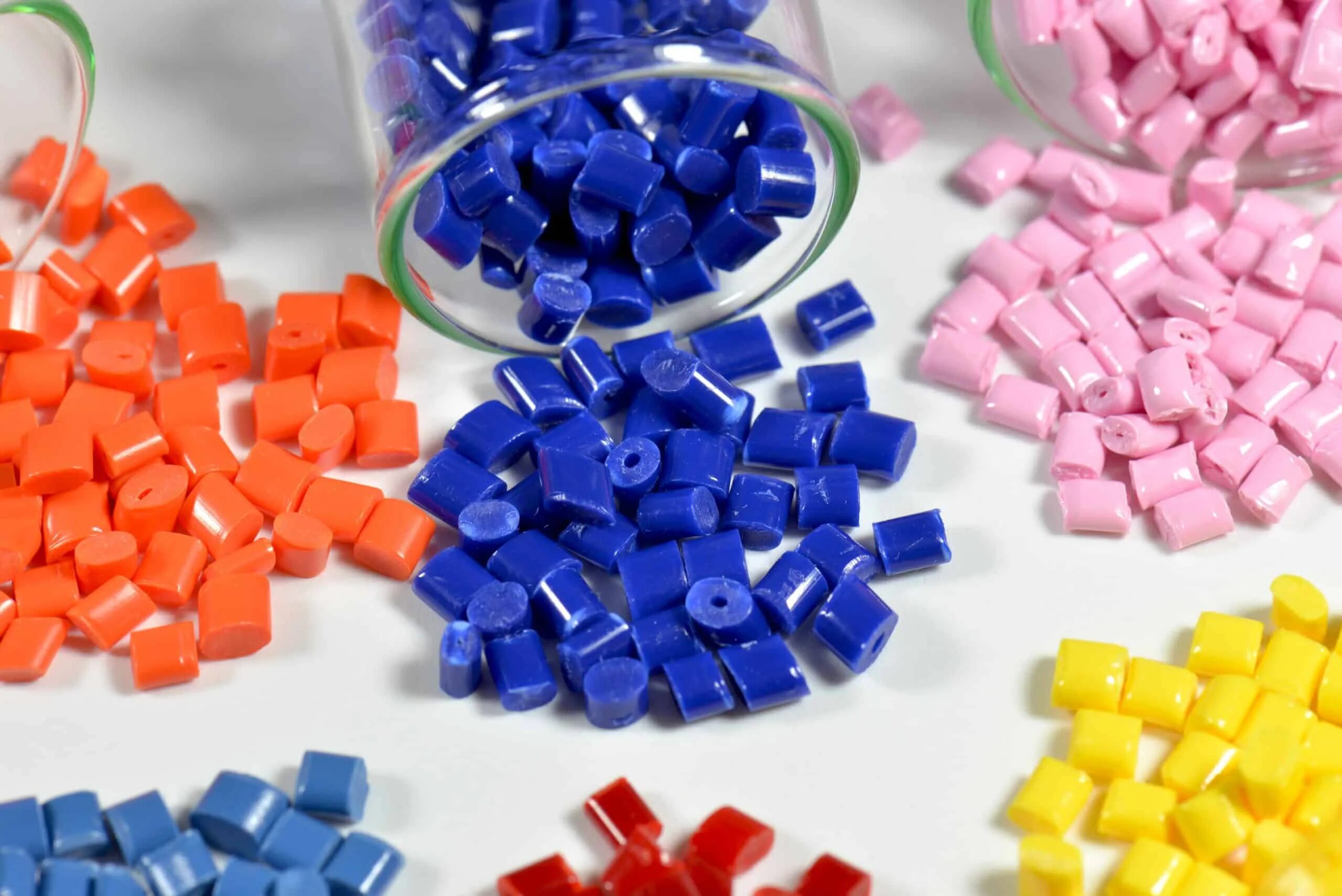 Синтетические смолы и пластмассы. Pav plastics. Полимерные материалы, пластмассы. Гранулы полиэтилена. Пластик гранулы.