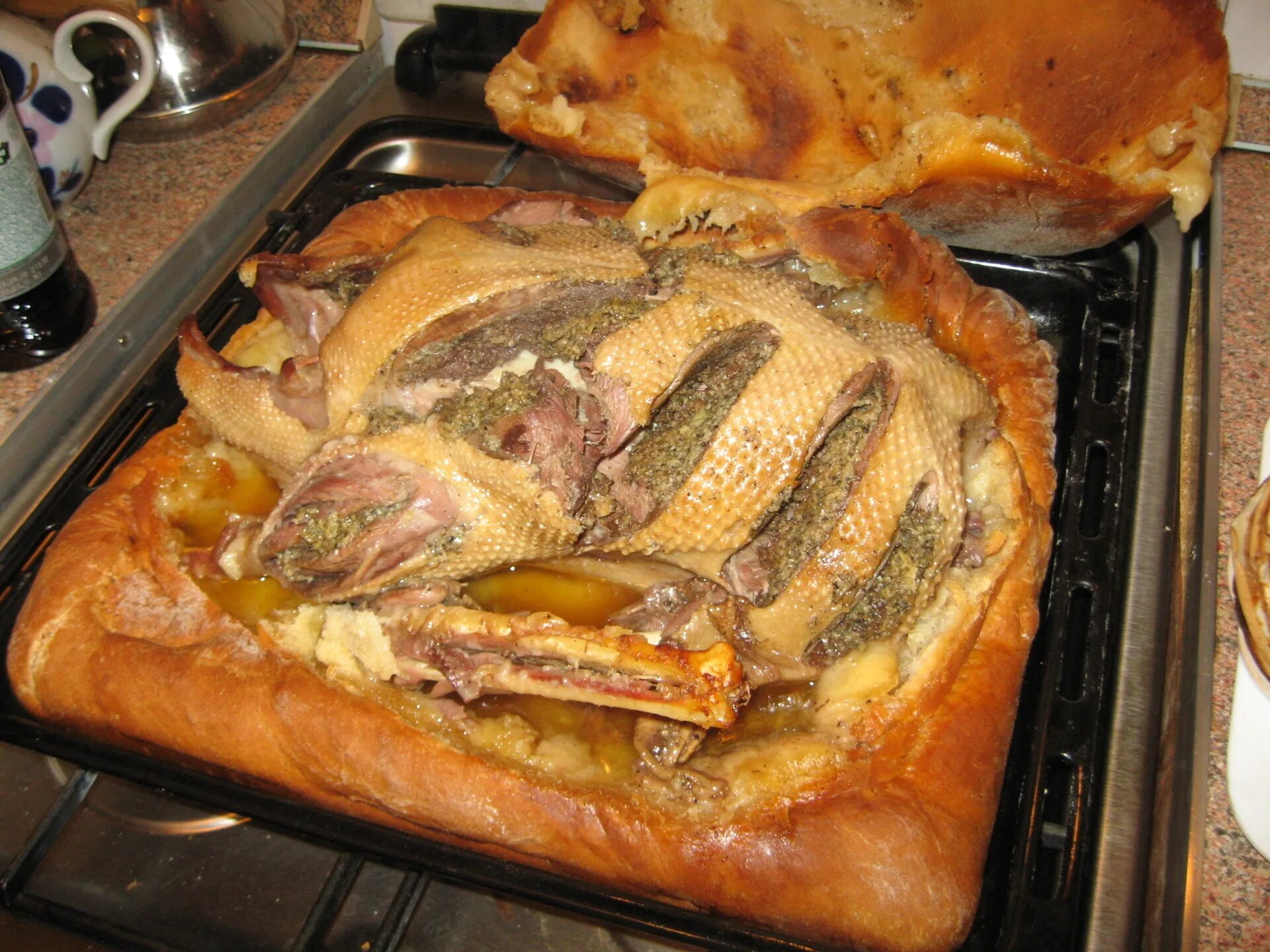 Утка в духовке целиком в тесте. Утка в тесте запеченная. Гусь запеченный в тесте целиком. Утка фаршированная яблоками. Утка запеченная в духовке целиком.