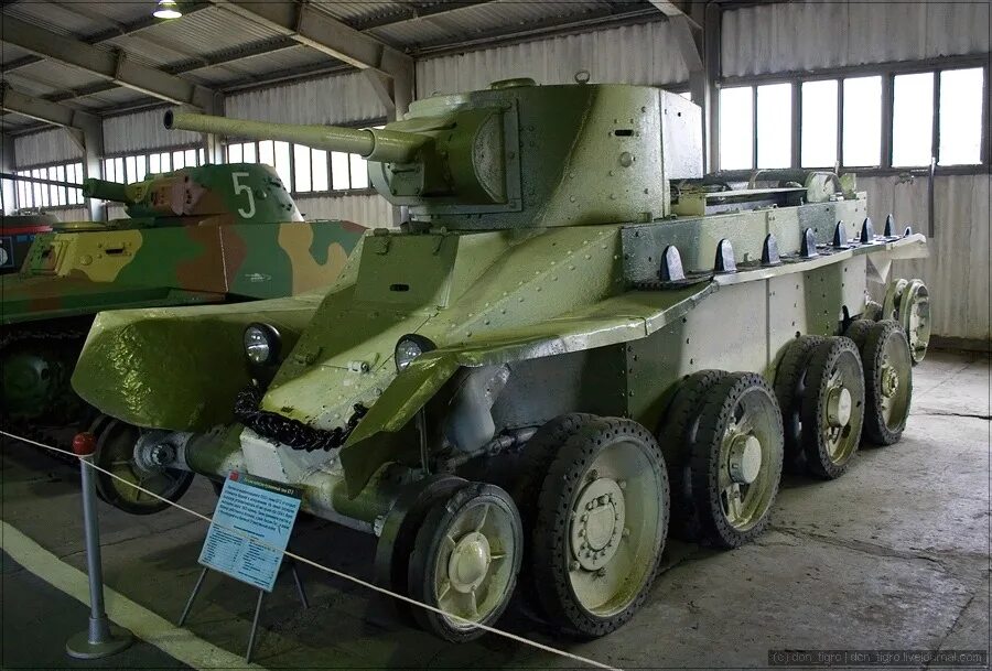 Легкий танк бт 2. Танк СССР БТ 2. БТ-5 танк. Um2-301 колесно-гусеничный танк БТ-5. Колесно-гусеничный танк БТ-2.