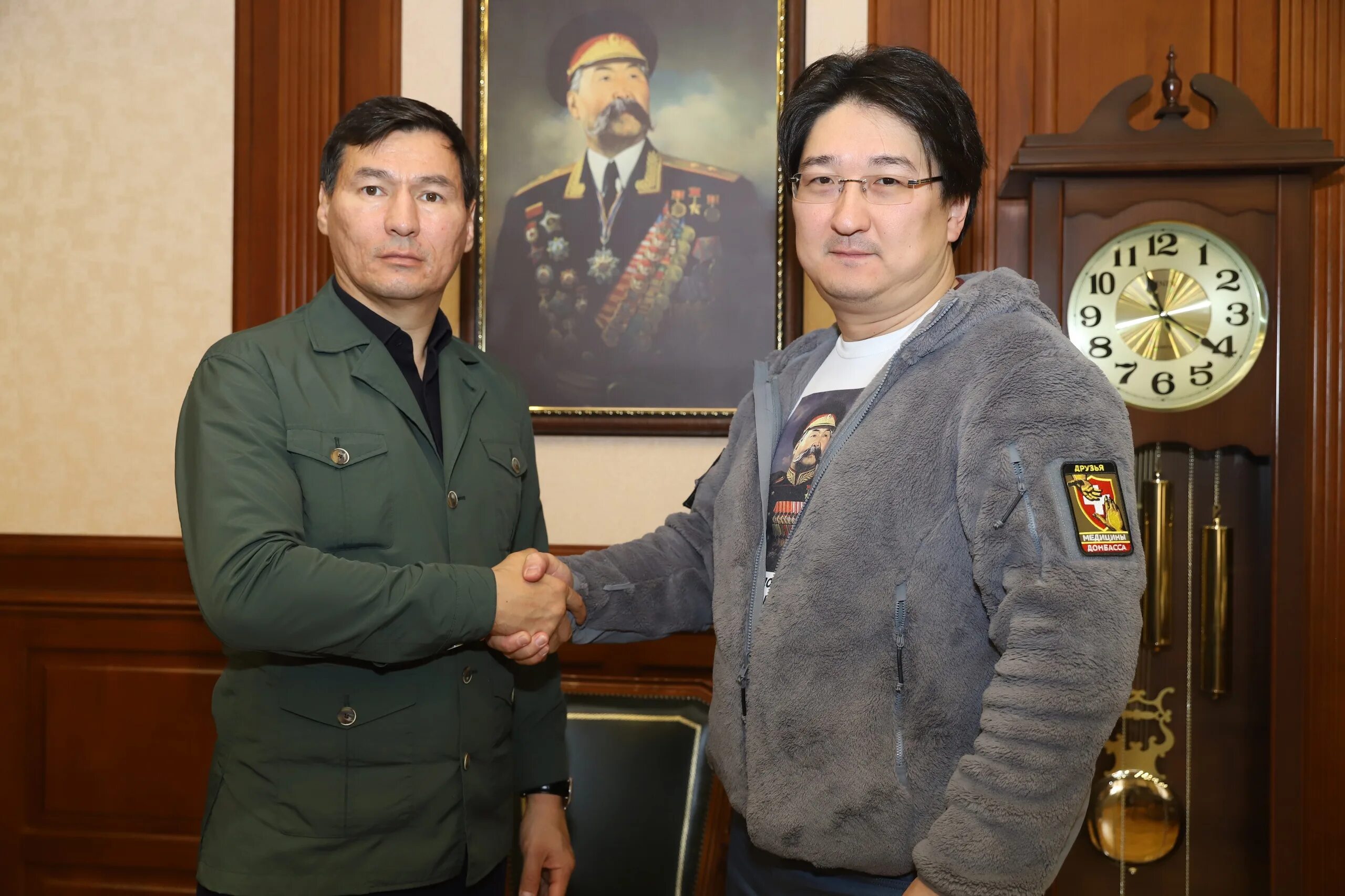 Башанкаев бадма николаевич. Бадма николаевич башанкаев. депутат госдумы башанкаев бадма. бадма башанкаев хирург. бадма николаевич башанкаев с женой.