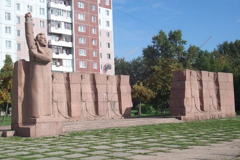 Как называется памятник который находится. Кандальный путь красноярск памятник. памятник кандальный путь. памятник декабристам в красноярске. памятник в красноярске на предмостной площади кандальный путь.