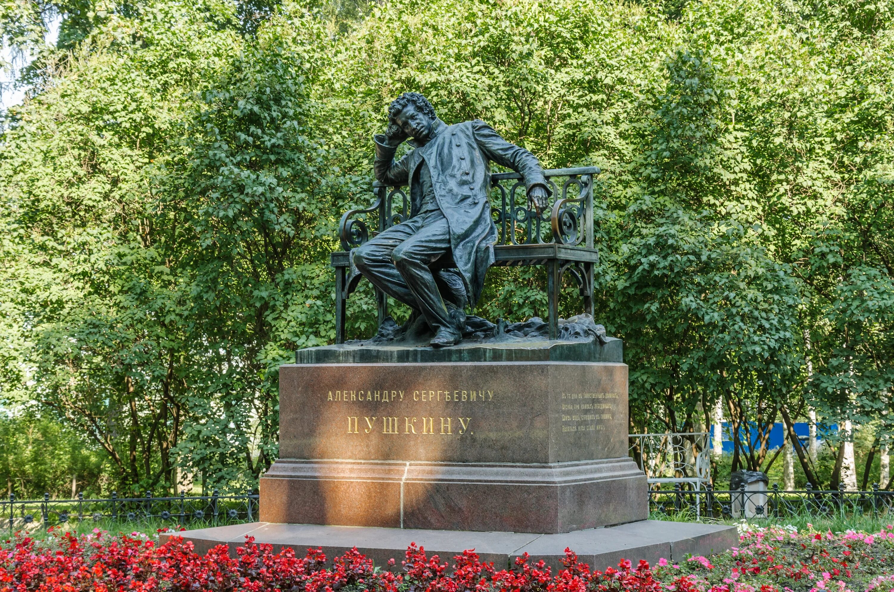 Писатели город пушкин. Пушкин Царское село памятник Пушкину. Памятник Пушкину в Царском селе. Памятник Пушкину лицеисту Санкт Петербург. Царское село Пушкин Лицейский памятники.