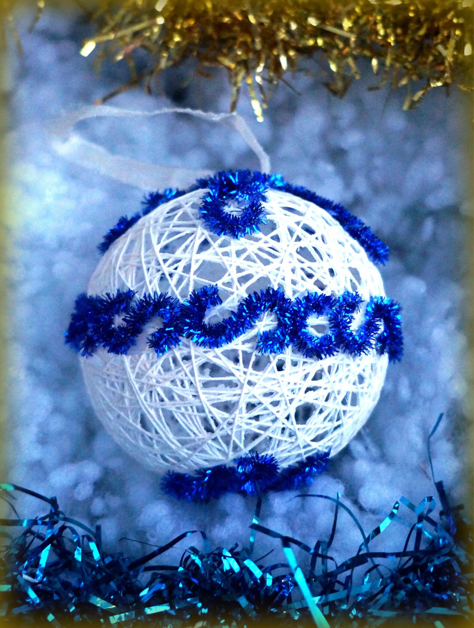 Елочные шары из ниток. Как сделать елочную игрушку из ниток. Елочная игрушка из ниток. Новогодние шары из ниток. Поделки из ниток.