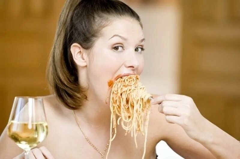 Ем и не могу остановиться. Девушка ест макароны. Девушка ест лапшу. Женщина ест спагетти. Человек ест макароны.