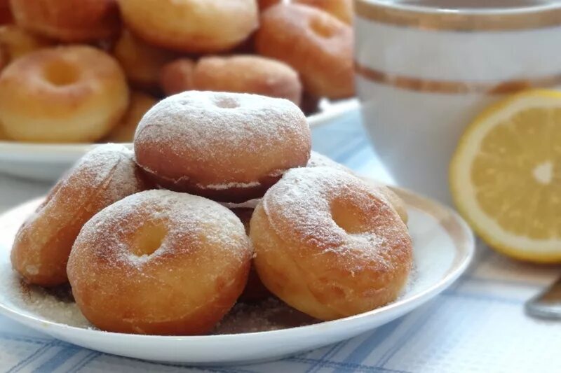 Пышные пончики в масле. Пончики дрожжевые. Пончики из дрожжевого теста. Тесто для пончиков. Пончики классические.