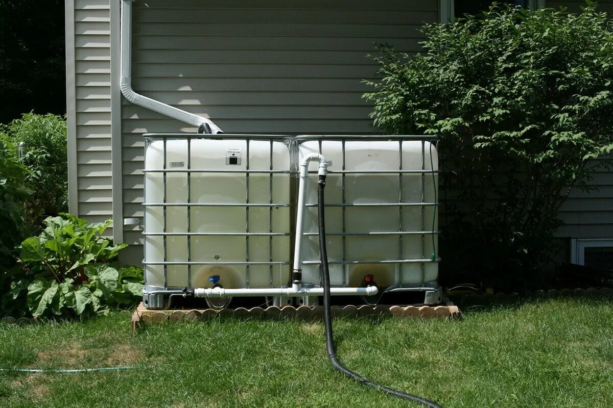 Бочка для воды для полива огорода. Еврокуб 2. Еврокуб полив система. Емкость для полива на даче. Ёмкость для воды на дачу.
