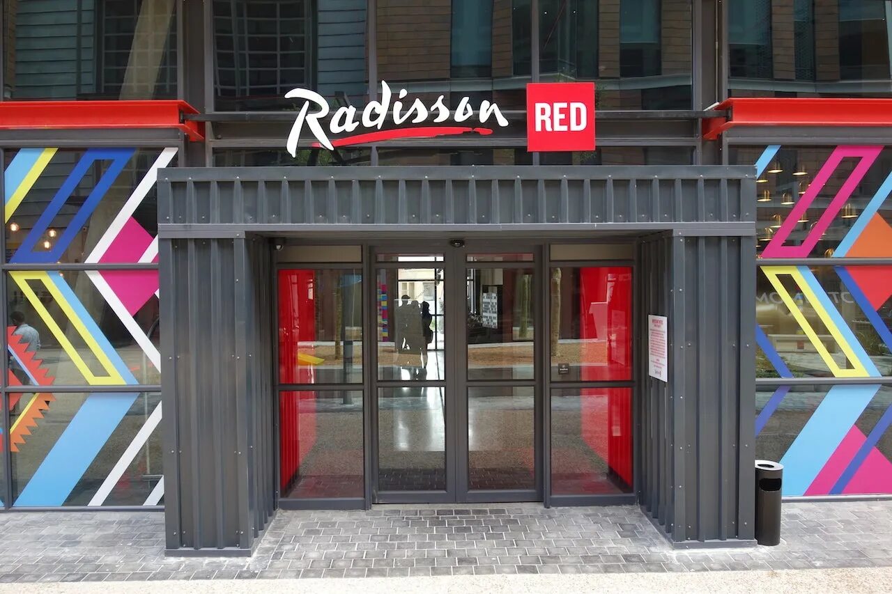 Radisson red. Рэдиссон red. рэдиссон ревордс фото. radisson red tbilisi. керри рэдиссон модель.