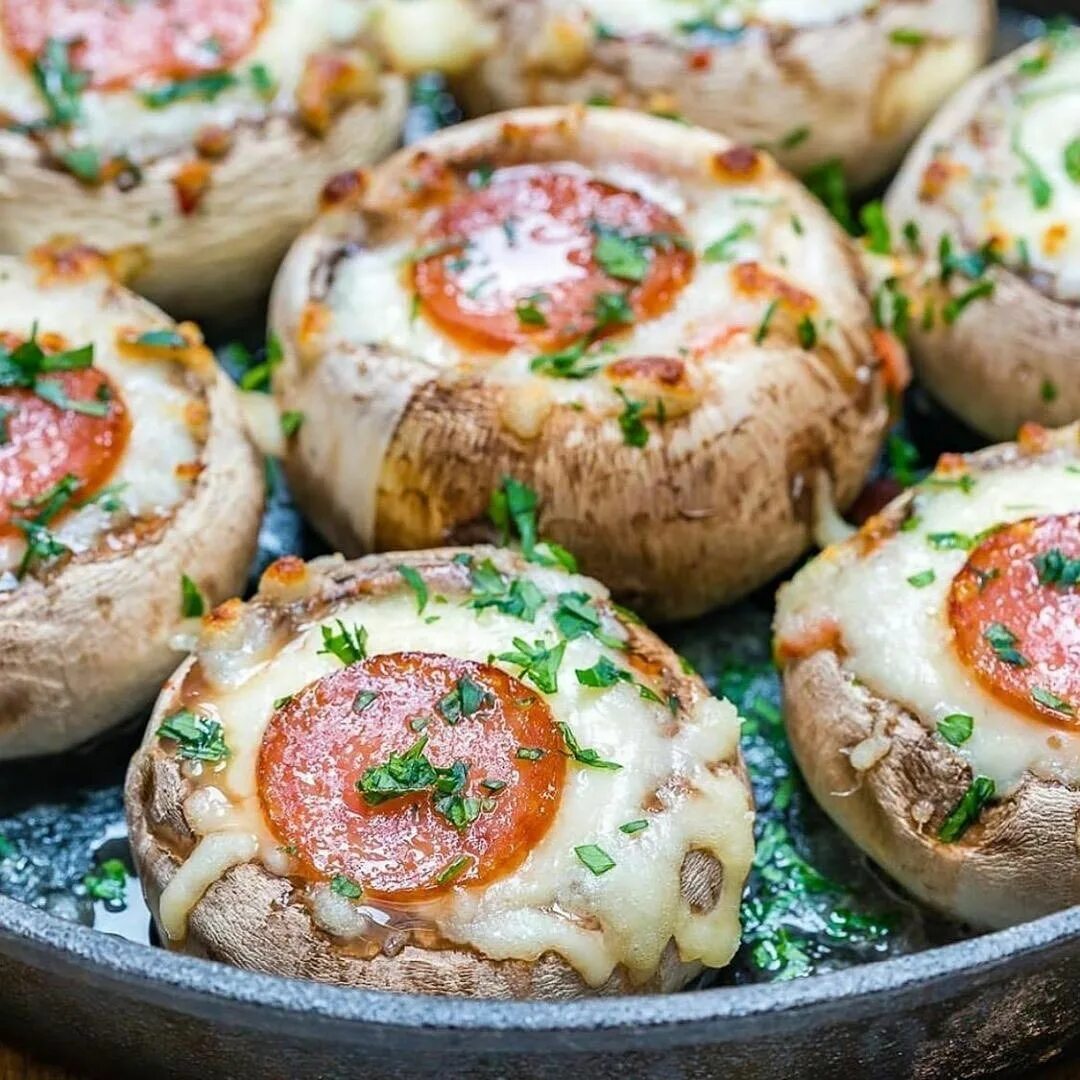 Шампиньоны фаршированные рататуем. Фаршированные грибные шляпки. Шампиньоны фаршированные крабовыми палочками. Фаршированные шампиньоны запечённые в духовке. Запеченные фаршированные шампиньоны.