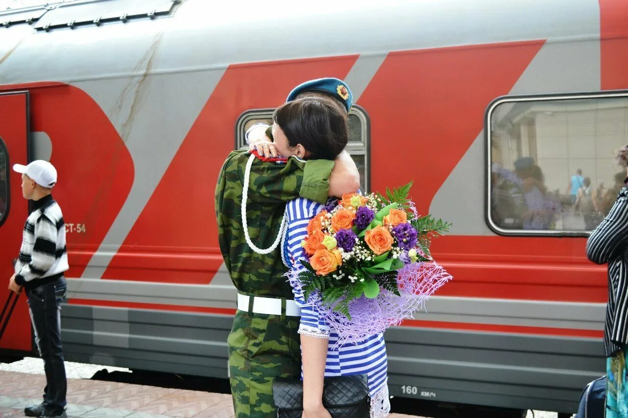 Встреча солдата. Дембель на вокзале. Встреча из армии. Встреча дембеля на вокзале. Мама я вернусь домой живой