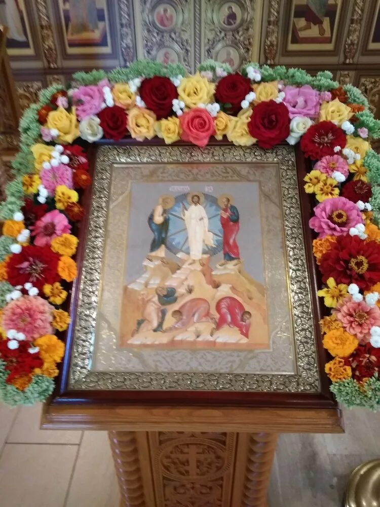 украшение иконы букв. храмовая флористика на сретение. украшение иконы букв. праздник богоявления украшение храма. рождество богородицы икона на аналое.