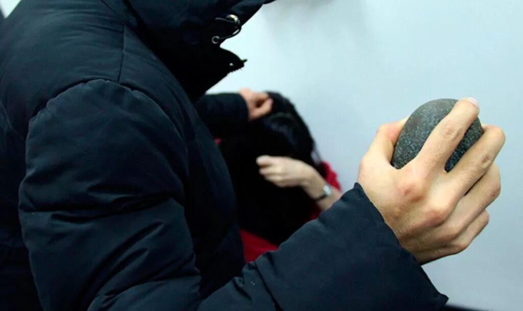 Удар молнии фульгурит. Линза для разжигания. После удара камнем по прозрачному. После удара камнем по прозрачному. Удар молнии в песок фульгурит.