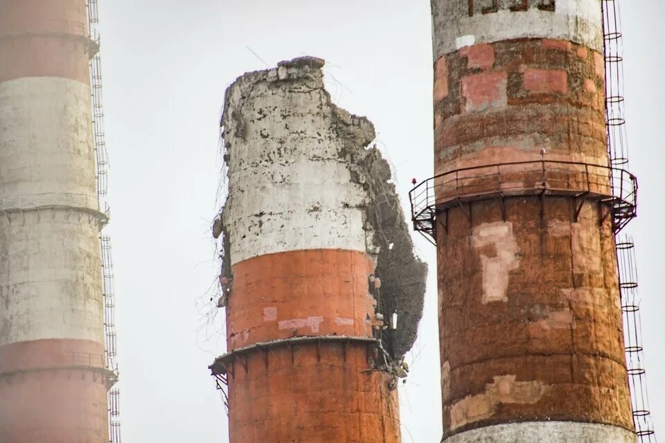 Разрушенная труба. Обрушение дымовой трубы в Барнауле на ТЭЦ 2. Барнаульская ТЭЦ 2 обрушение трубы. Барнаульская ТЭЦ упала труба. Разрушение дымовой трубы на Барнаульской ТЭЦ 2.