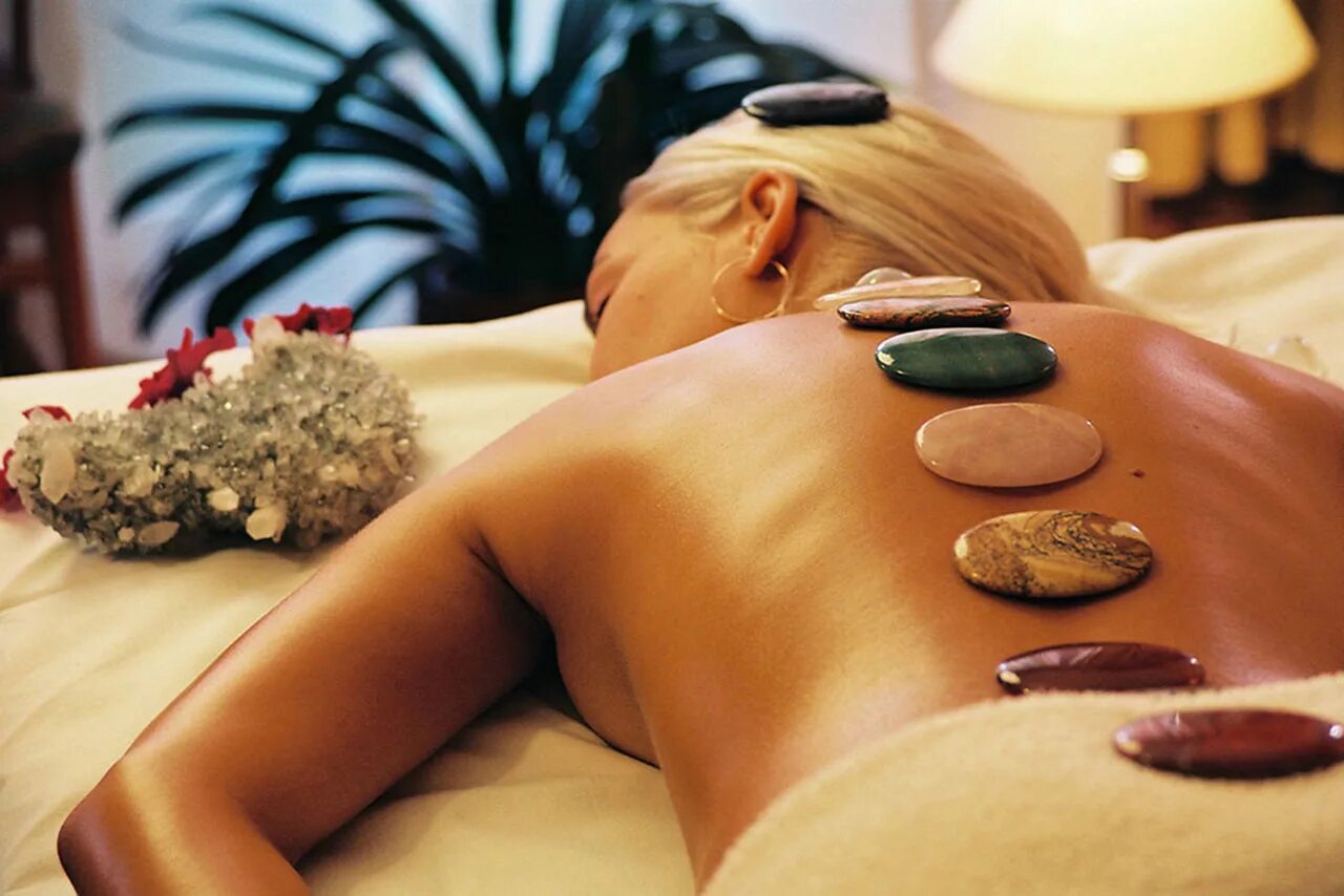 Креативный массаж. Тантрический массаж. Красивая девушка в спа. Спа массаж. Креативный массаж.
