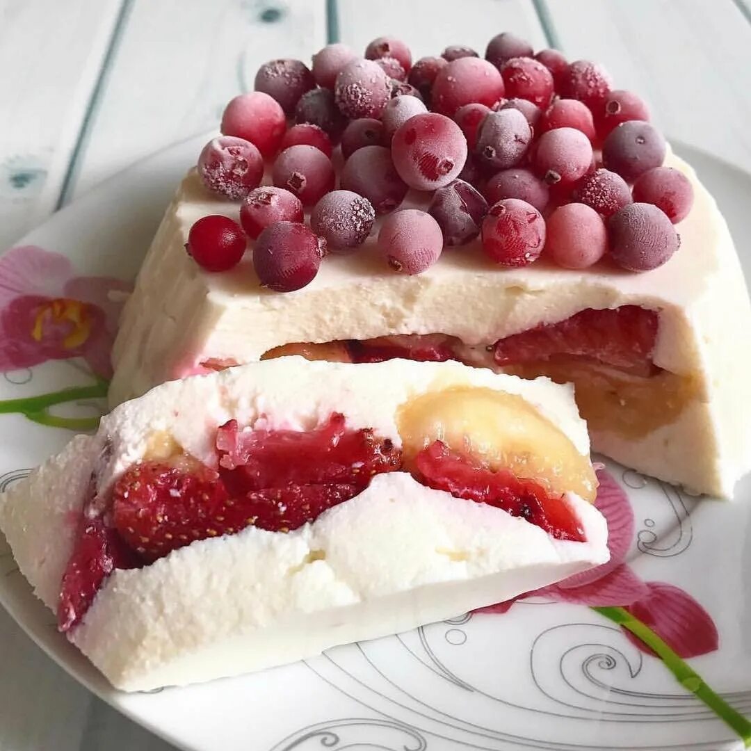 Десерты с творогом и ягодами. Десерты с творогом и ягодами. Десерт из фруктов и йогурта. Творожно ягодный торт без выпечки. Творог с ягодами.