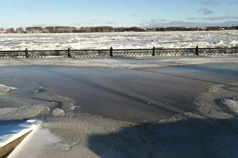 Уровень волги в ярославле сегодня. Уровень воды в Нижнем Новгороде. Вода в Волге сейчас уровень. Волга вода. Уровень Волги в Рыбинске.