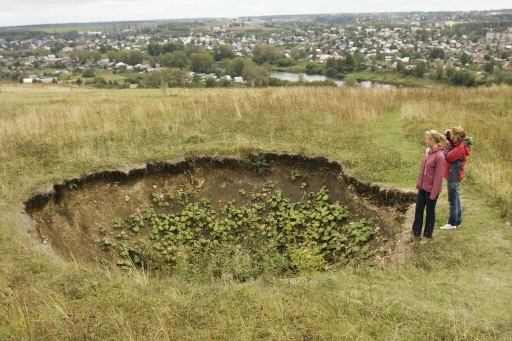 Ямы на дорогах. Острый суп с морепродуктами. Карстово-суффозионные воронки. Большая яма. Ям ям юг.