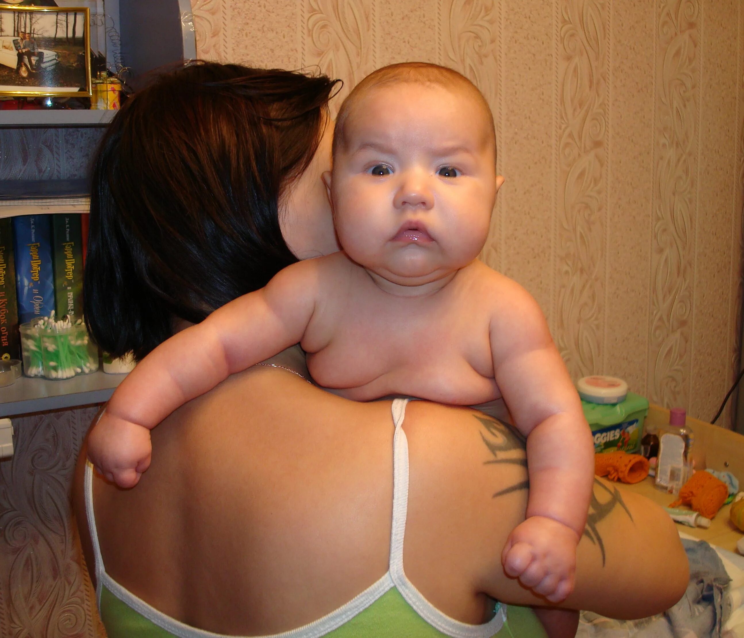 В 6 месяцев весит 6 кг. Малыш в четыре месяца весит. Ребёнок в 4 месяца весит 7300. Девочка в 4 месяца весит.
