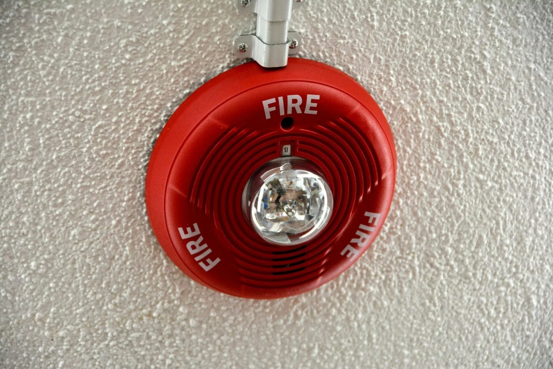 Пожарная сигнализация для дома. Пожарная сигнализация Аларм. Пожарная сигнализация в доме. Динамик пожарной сигнализации. Микрофон пожарной сигнализации.