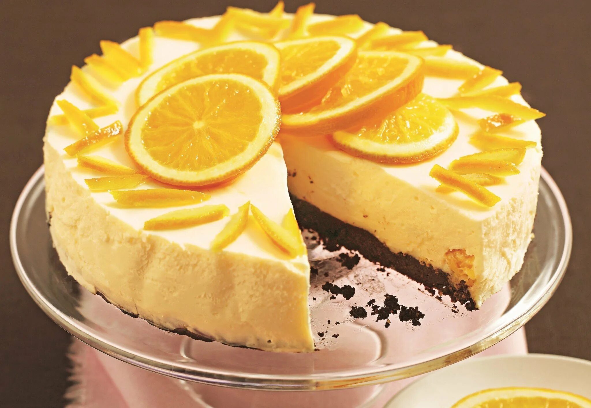 Морковный торт с апельсиновым конфи. Апельсиновый торт разрез. Карамелизированный апельсин для украшения торта. Апельсиновый торт. Украшение торта апельсинами.