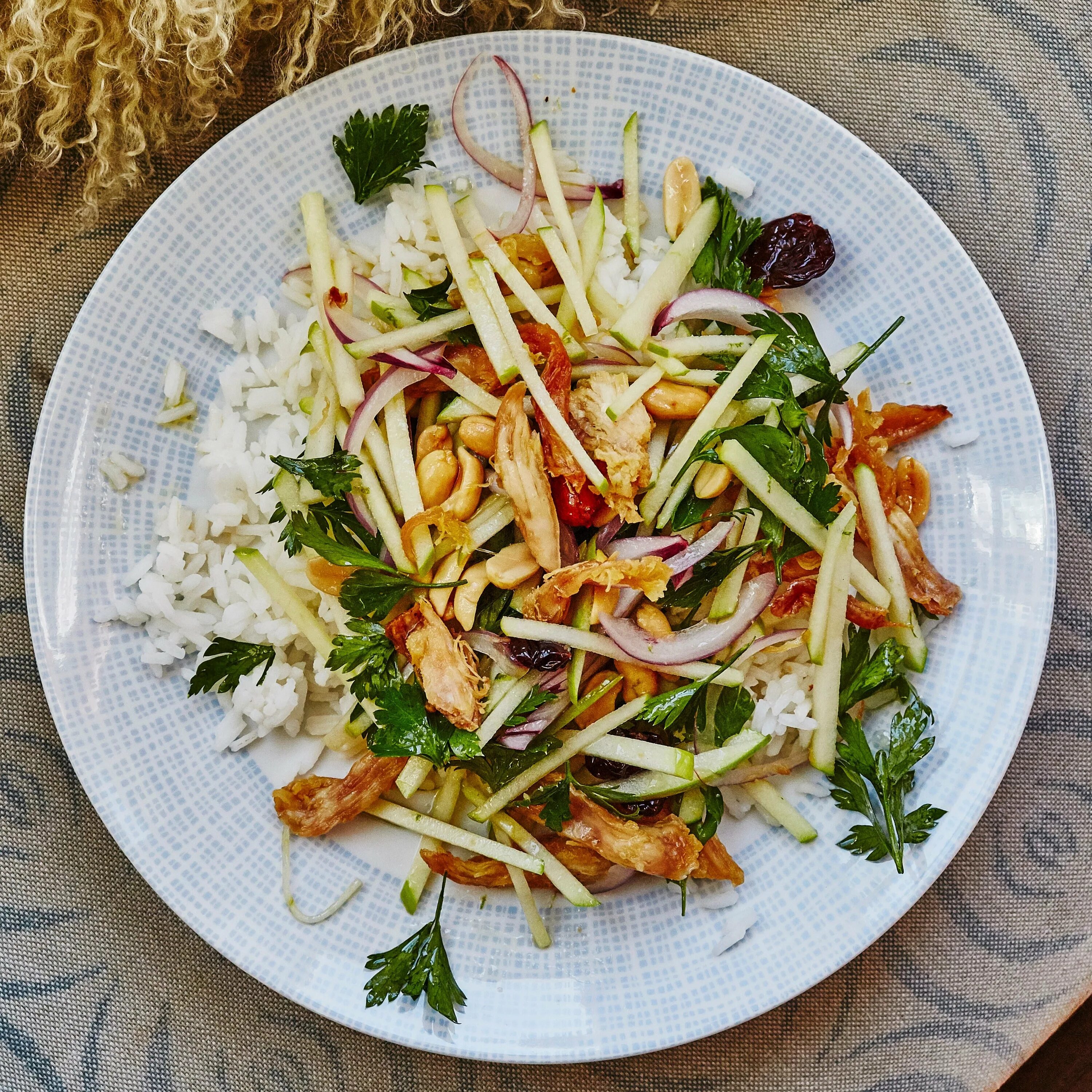 Салат китайский. Азиатский салат с курицей. Салат азиатский с овощами. Салат из сладкого картофеля. Салат с цыпленком.