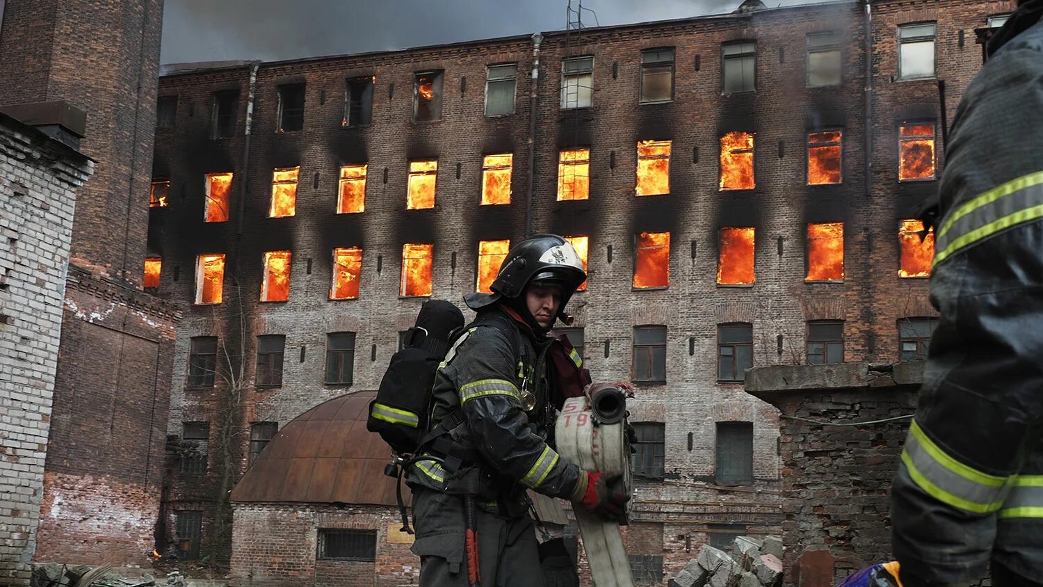 Пожар спб причина. Пожар на мануфактуре спб. Пожар на невской мануфактуре. Невская мануфактура пожар на фабрике в петербурге. Невская мануфактура пожар.