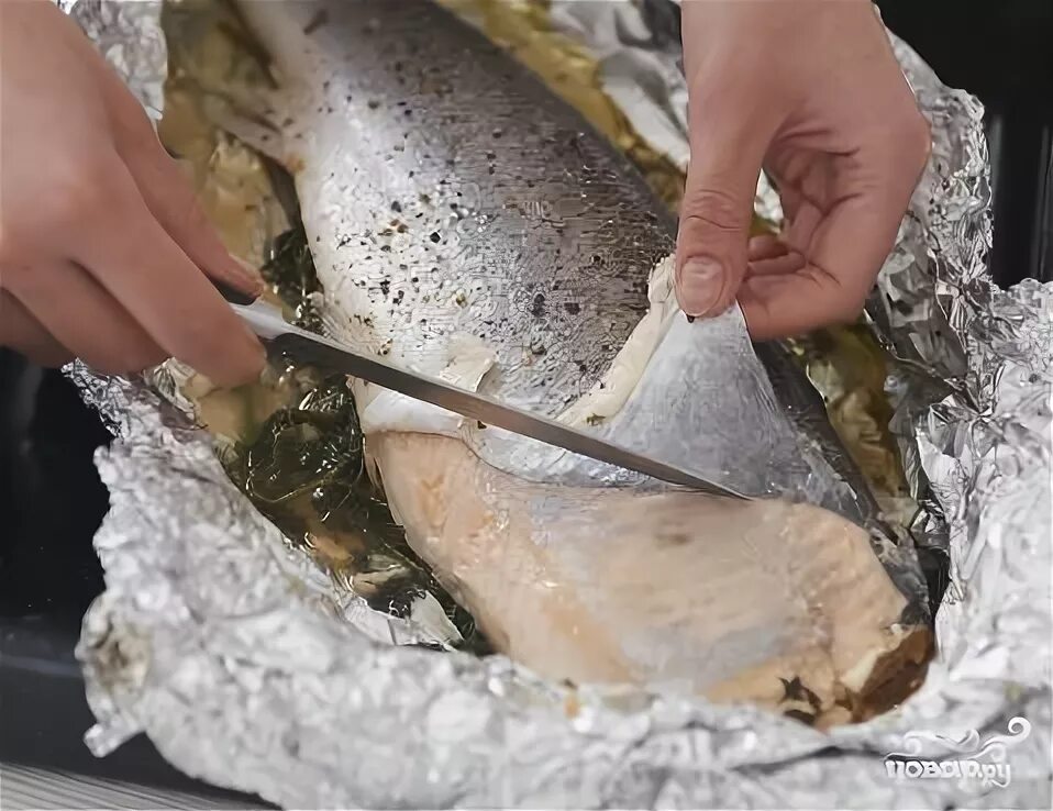 Горбуша в духовке целиком. Горбуша кусочек в фольге. Горбуша с картошкой в духовке. Горбуша запеченная в духовке. Красная рыба в фольге на углях.