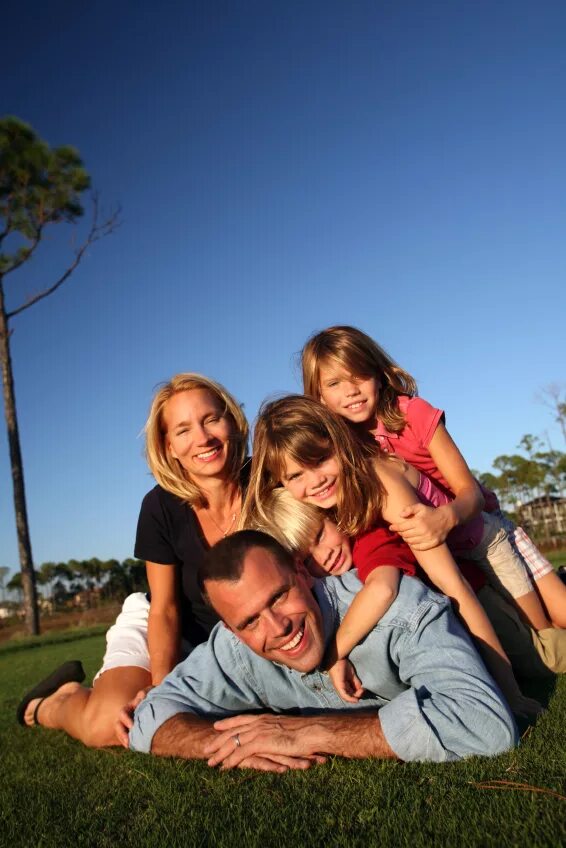 Extended family. I has a large family. Многопоколенная семья. Счастливая большая семья с родителями. I has a large family.