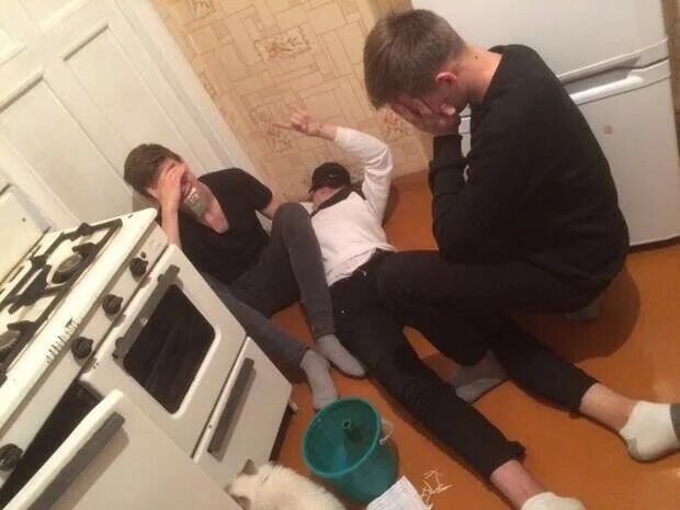 Шалашовки приехали на съемную хату и получили в дырки стволы мужчин на мальчишнике