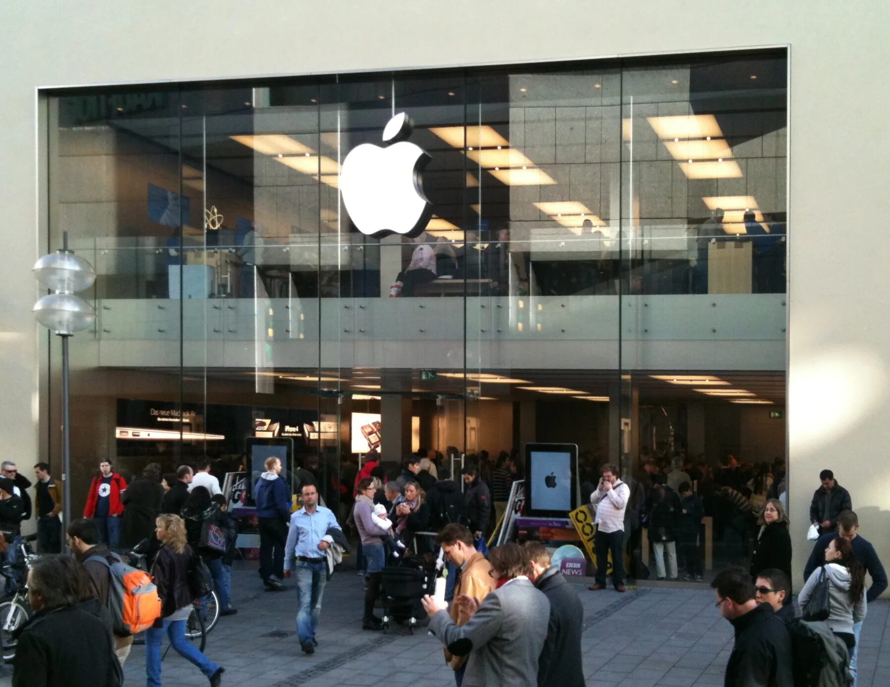 Apple store в россии. Эпл стор в Мюнхене. Apple Store Black. Apple Store la. Пакет Apple Store.